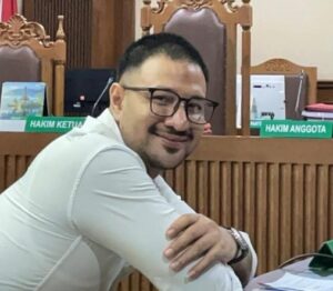 Read more about the article Ammar Zoni Pertanyakan Kesaksian Polisi, Desak Majelis Hakim Tampilkan Rekaman CCTV