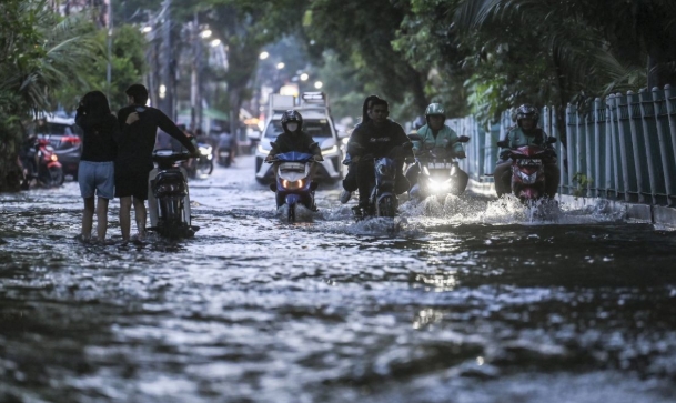 Read more about the article Update Banjir Jakarta: Genangan Meluas ke 80 RT dan 23 Ruas Jalan, Terbanyak di Jakarta Selatan