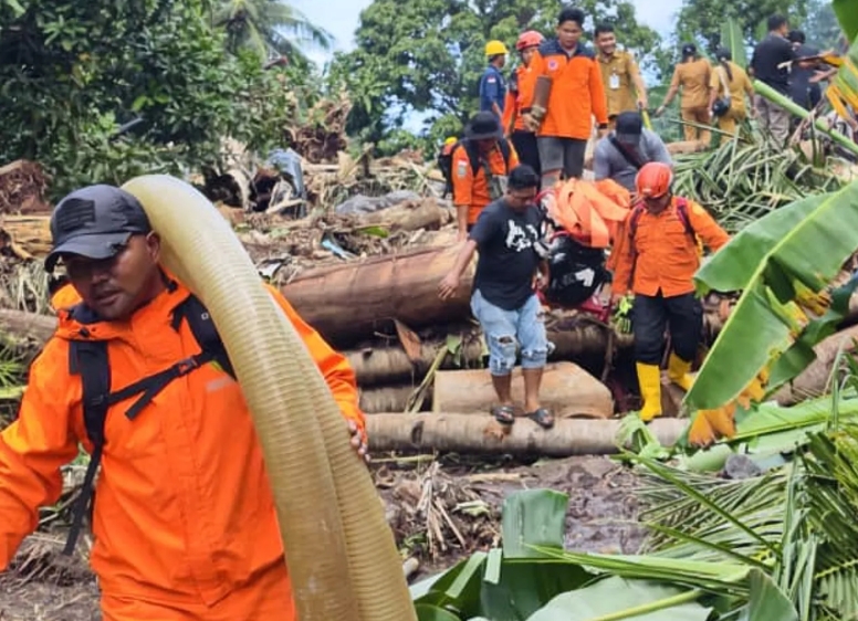 Read more about the article Basarnas Fokus Cari dan Evakuasi Korban Pesawat ATR 42-500, Cuaca dan Medan Jadi Tantangan