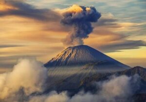 Read more about the article Gunung Semeru Bergejolak: 30 Erupsi dalam 6 Jam, Status Siaga!