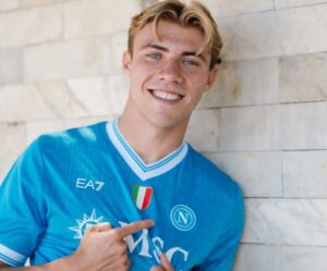 Read more about the article Rasmus Hojlund Pilih Napoli, AC Milan Gigit Jari